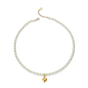 Elegante Süßwasserperlenkette mit glänzendem goldenem Herzanhänger für Damen