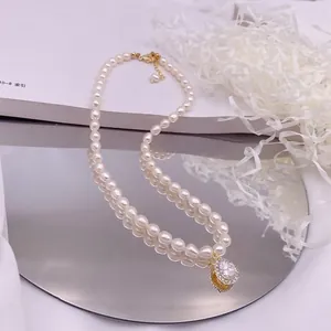 Detaillierte Nahaufnahme einer Vintage-Süßwasserperlenkette mit Tropfen-Zirkonia.