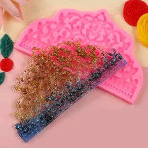 Dettaglio dello stampo in silicone a fiori in rilievo con cornice decorativa in resina