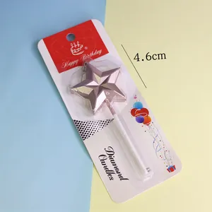 Primer plano de una vela de cumpleaños en forma de estrella oro rosa metalizado pack