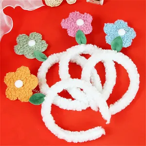Set de cuatro diademas de flores de felpa blanca para niños y decoración de pasteles