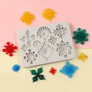 Vista dettagliata dello stampo in rilievo in silicone bianco con decorazioni colorate