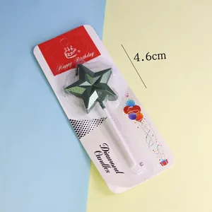 Vista de una vela de cumpleaños estrella verde de 4,6 cm en su embalaje original.