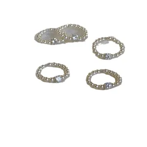 Elegante parelring met een fonkelende vierkante strass steen in suikerklontjesstijl