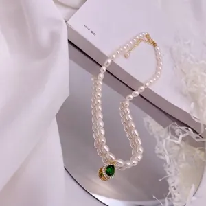 Elegante doppelreihige Süßwasserperlenkette mit grünem Zirkonia-Tropfenanhänger Detail