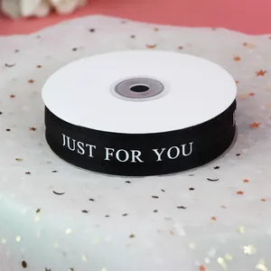Vue détaillée du ruban de gaze de neige noir avec impression Just For You pour cadeaux
