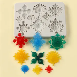 Vista dettagliata dello stampo in rilievo in silicone e decorazioni in resina colorata