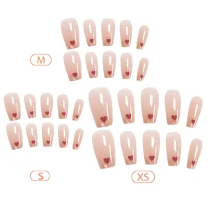 Detailansicht der rosa herzförmigen künstlichen Nägel mit Glitzer in den Größen XS, S, M