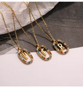 Detailansicht von drei Gold-Alphabet-Halsketten mit bunten Zirkonia-Initialenanhängern