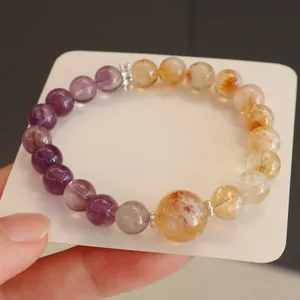 Nahaufnahme eines natürlichen Amethyst- und Citrin-Kristallarmbands auf weißer Karte