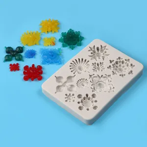 Dettaglio dello stampo in silicone a rilievo barocco europeo per decorazioni in fondente.