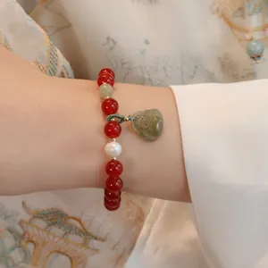 Natürliches rotes Achatarmband mit Hetian Jade Buddha-Anhänger am Handgelenk, Detail