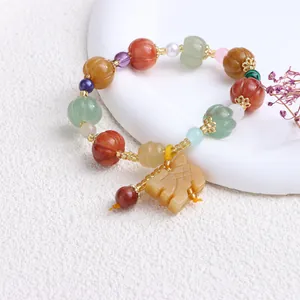 Detailansicht eines ethnischen Xinjiang-Goldsid-Jade-Armbands mit bunten Kürbisperlen