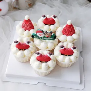 Vista detallada de lindos adornos de Papá Noel y renos en cupcakes para Navidad