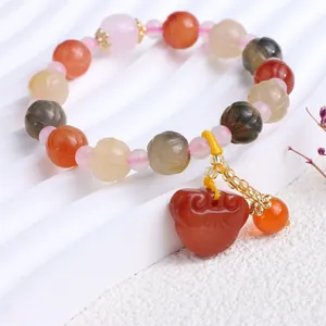 Ethnisches Xinjiang Jinsiyu Perlenarmband mit Kürbisperlen und Herzanhänger.