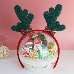 Dettaglio decorazione torta natalizia con Babbo Natale e corna di renna verdi festose