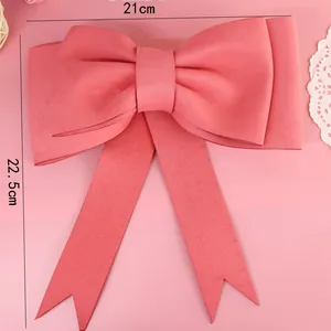 Détail d'un grand nœud rose pour gâteau avec dimensions de 21 cm sur 22,5 cm