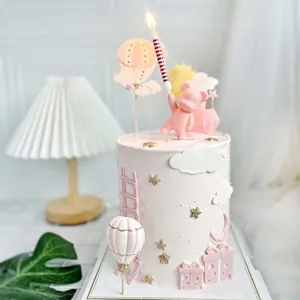 Détail de l'ensemble de décoration de gâteau avec ours rose et ballons
