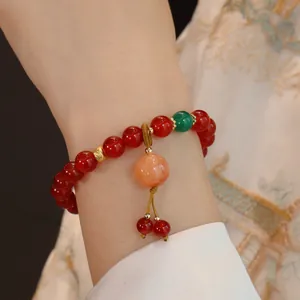 Detailansicht eines natürlichen roten Achatperlenarmbands am Handgelenk, chinesischer Stil.
