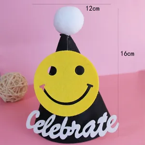 Gorro de fiesta de fieltro negro con cara sonriente amarilla y texto Celebrate