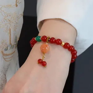 Nahaufnahme eines handgefertigten Armbands aus rotem Achat im neuen chinesischen Stil