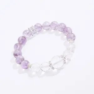Detailansicht eines natürlichen Amethyst- und Bergkristall-Armbands mit Silberdetails
