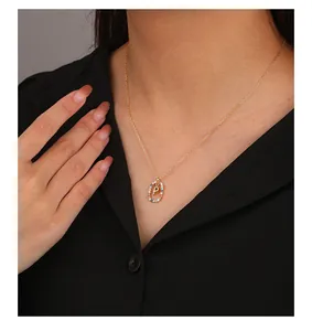 Detailansicht Gold-Buchstaben-P-Anhänger mit bunten Zirkonia an einer feinen Kette
