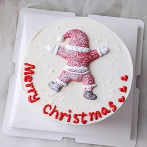 Primo piano di una simpatica decorazione per torte a forma di Babbo Natale festivo