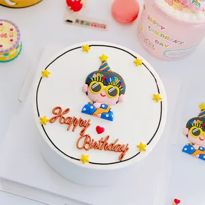 Detailansicht eines weichen Gummikuchenaufsatzes für Jungen mit Sonnenbrille und Sternen