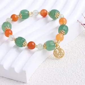 Jade-Perlenarmband im Ethno-Stil mit grünen Kürbisperlen und goldenem Fu-Anhänger