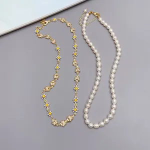 Vista dettagliata di una collana a strati con margherite e un elegante filo di perle.