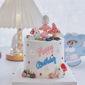 Detalle de las lindas decoraciones de pastel de cumpleaños de caucho de conejo y hongo
