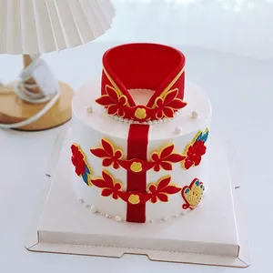 Rote Kuchendekoration im Cheongsam-Stil mit Blumen- und Schmetterlingsmustern.