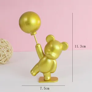Décoration de gâteau ours doré avec ballon, dimensions de 11,3 cm sur 7,5 cm