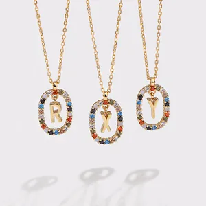 Elegante 18K vergoldete Halskette mit Anfangsbuchstaben und bunten Zirkonia-Anhängern