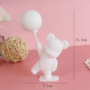 Détail de la figurine ours blanc avec ballon, dimensions 11,3 cm de haut et 7,5 cm