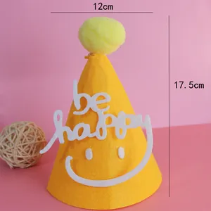 Gorro de fiesta de fieltro amarillo con decoración be happy y un pompón suave arriba