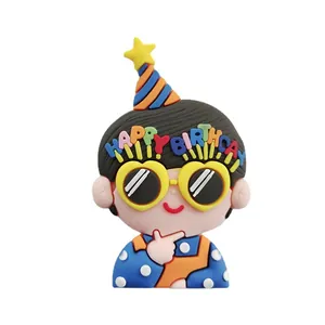 Süßer Weichgummi-Jungen-Kuchendekor mit Happy Birthday-Hut und Herzbrille für Kinder