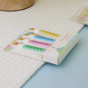 Gros plan sur le lot de bougies d'anniversaire colorées Four Seasons décorées