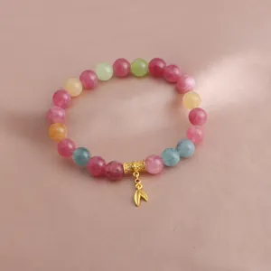 Detailansicht eines bunten Wassermelonen-Tourmalin-Armbands mit einem goldenen Blattanhänger