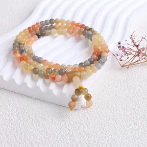 Nahaufnahme eines mehrlagigen Armbands aus natürlicher Xinjiang-Goldseidenjade-Perlen
