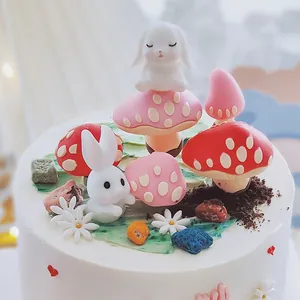 Primer plano de adornos 3D para pasteles de conejo y hongo sobre un glaseado blanco.