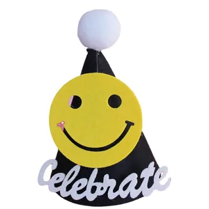 Sombrero de fiesta de fieltro negro con carita sonriente y texto Celebrate