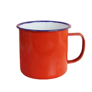 Classica tazza in smalto rosso brillante con bordo blu e rivestimento interno bianco
