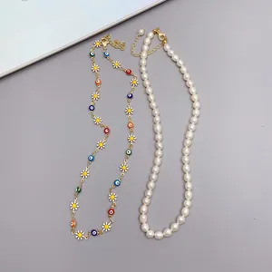 Dettaglio della collana margherita occhio del male con collana di perle d'acqua dolce