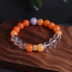 Detaillierte Nahaufnahme eines handgefertigten Sonnenstein-Amethyst-Armbands auf Holz