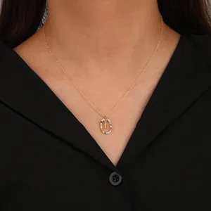 Elegante Goldkette mit einem farbenfrohen, mit Zirkonia besetzten Buchstaben-O-Anhänger