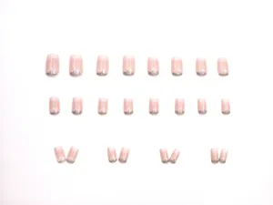 Detailansicht der nudepinkfarbenen französischen Press-on-Nägel mit Silberglitzer und Wellen.