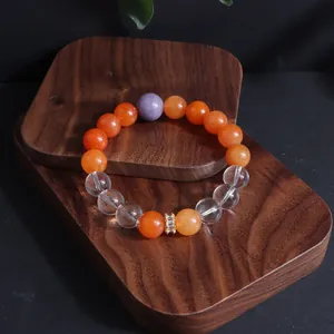 Nahaufnahme eines eleganten Kristallperlenarmbands mit orangefarbenen Steinen