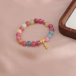Detaillierte Nahaufnahme eines bunten Turmalin-Kristallperlen-Armbands mit Goldanhänger